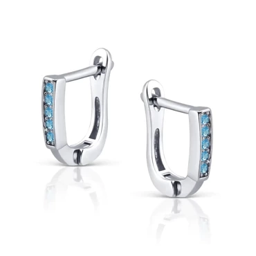 srebrne kolczyki na biglu angielskim z niebieskimi cyrkoniami